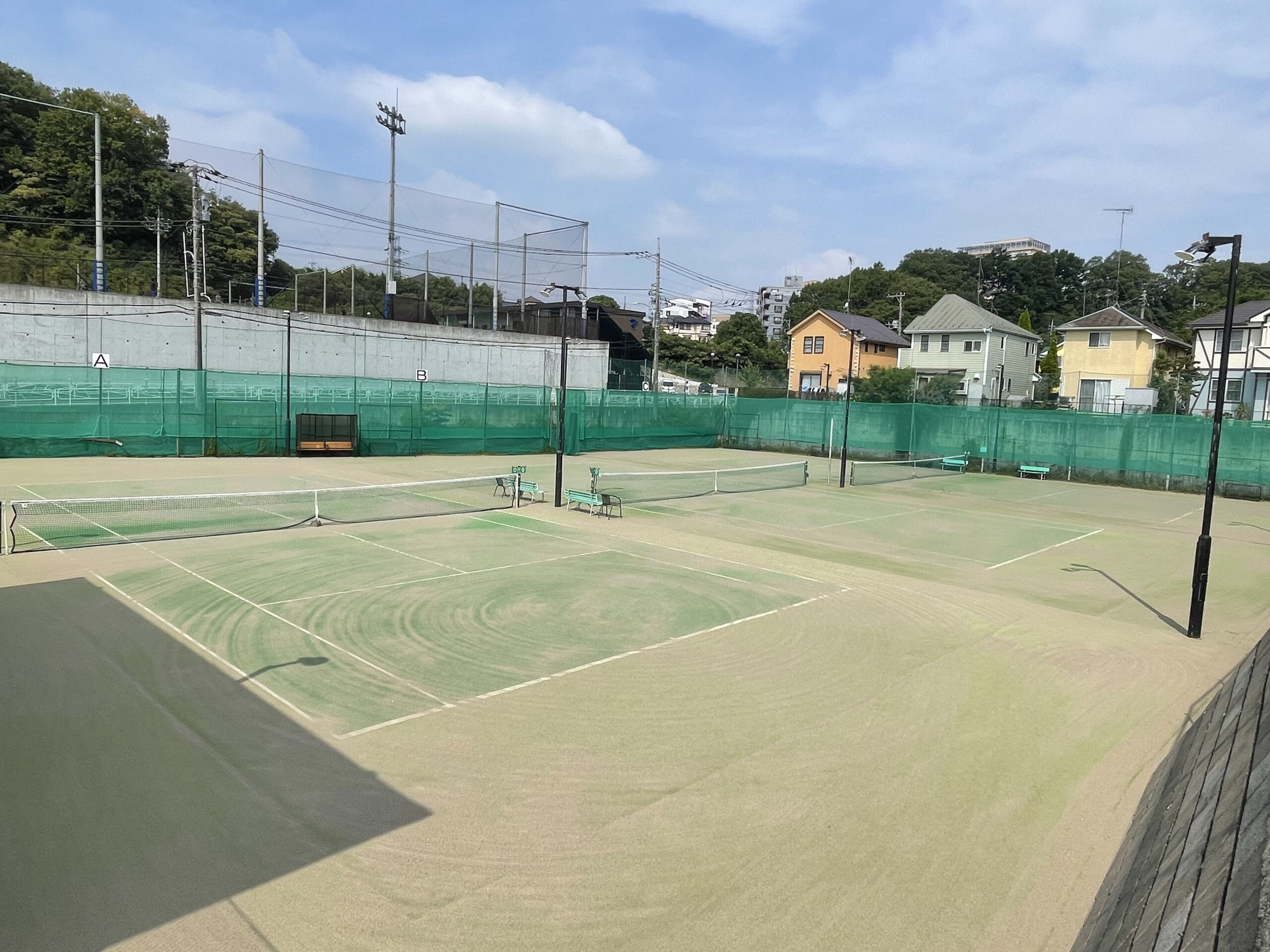 ナイター照明付きのオムニコート3面